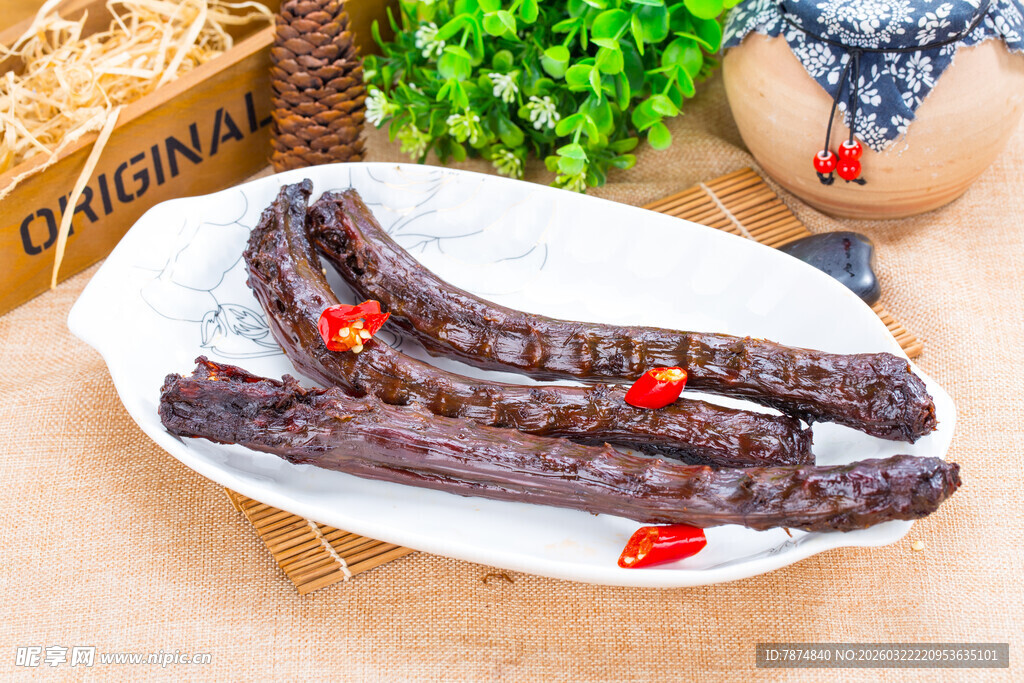 美味风干鸭脖摆于盘中