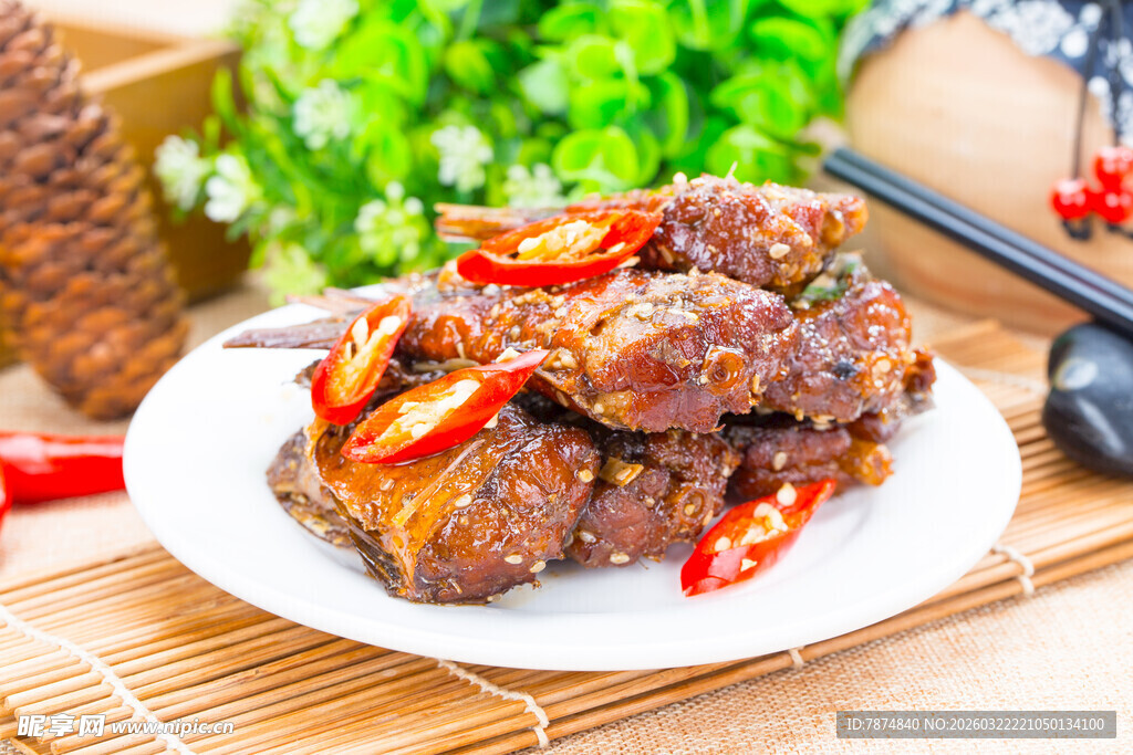 香辣鱼肉干摆于翠竹间