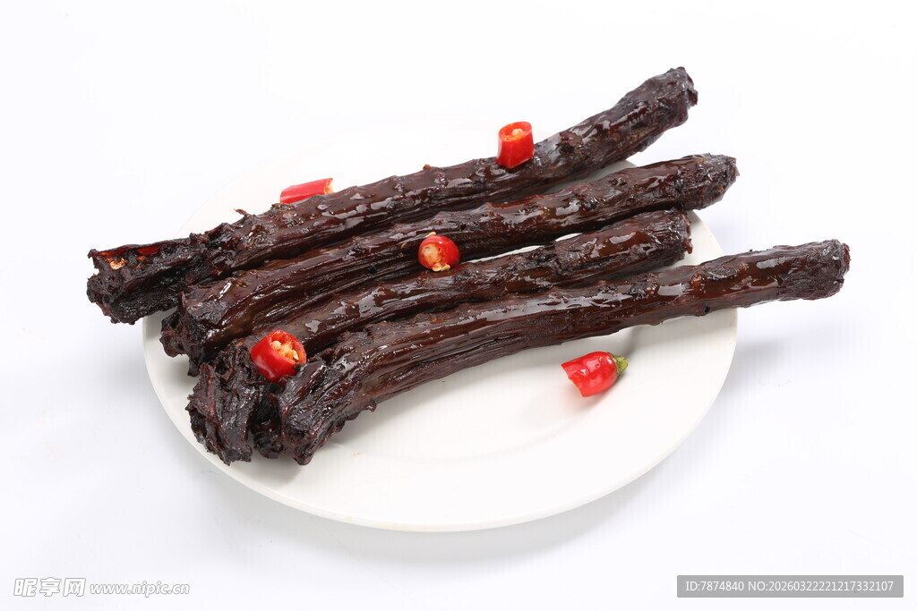 美味酱卤鸭脖摆于白色盘上