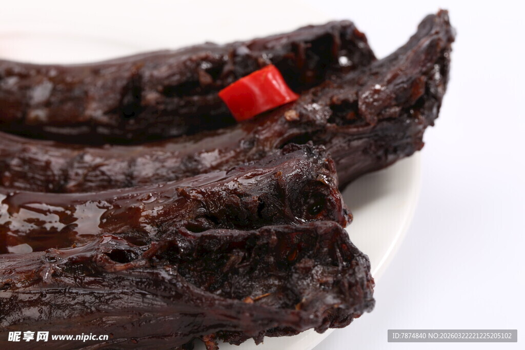 美味卤鸭脖摆于盘中