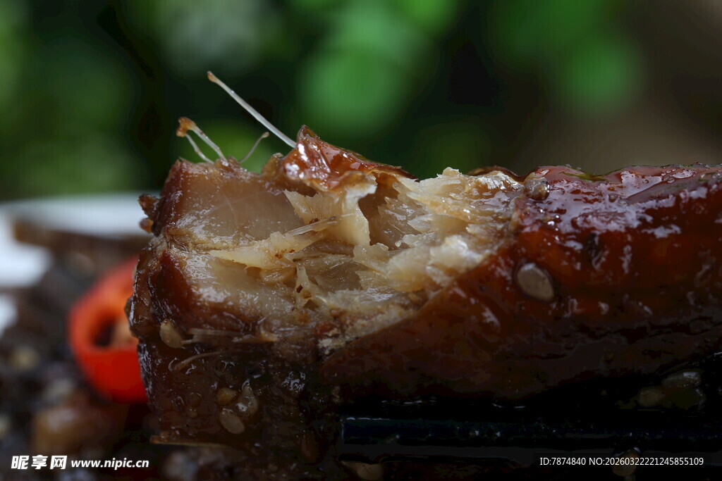 酱卤鱼肉特写展现诱人美味