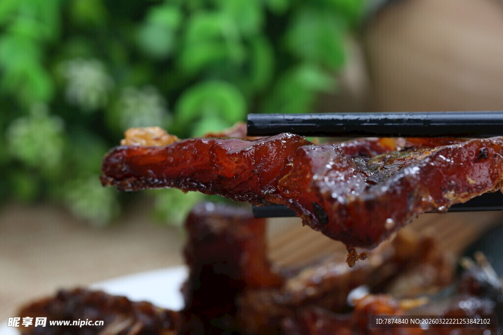 美味酱鱼肉被筷子夹起