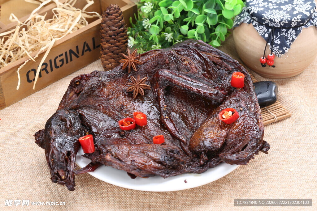 香辣卤味鸭货摆于盘中