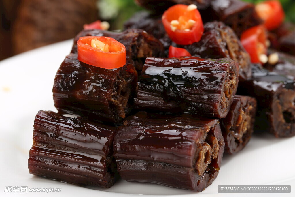 美味酱卤鸭脖 点缀小番茄