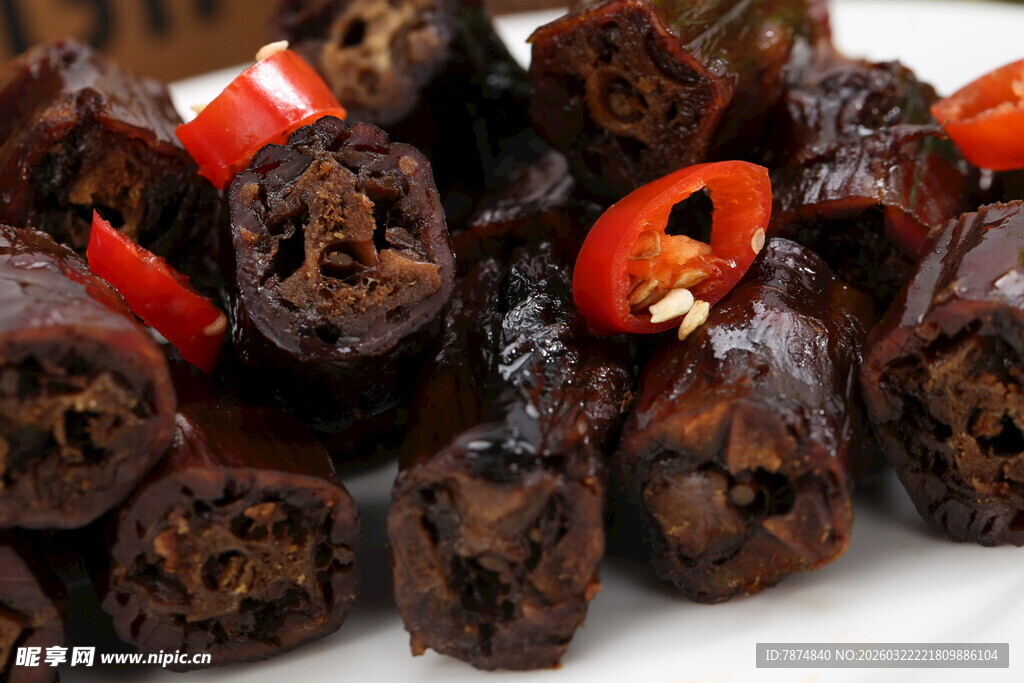 香辣美味的卤鸭脖