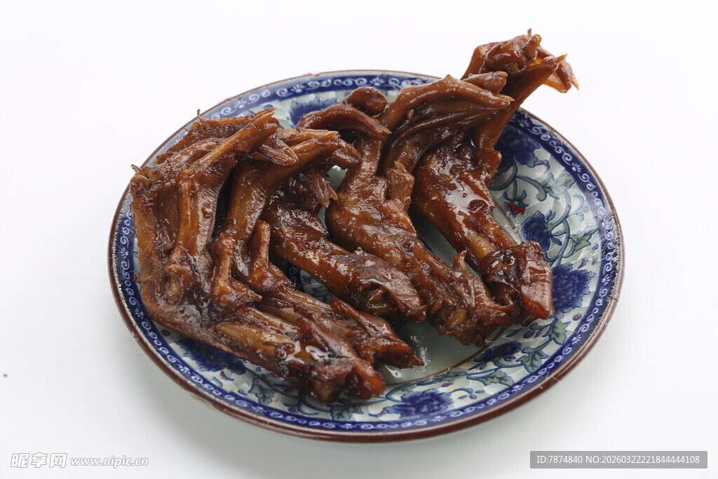 蓝瓷盘上的美味卤鸭爪