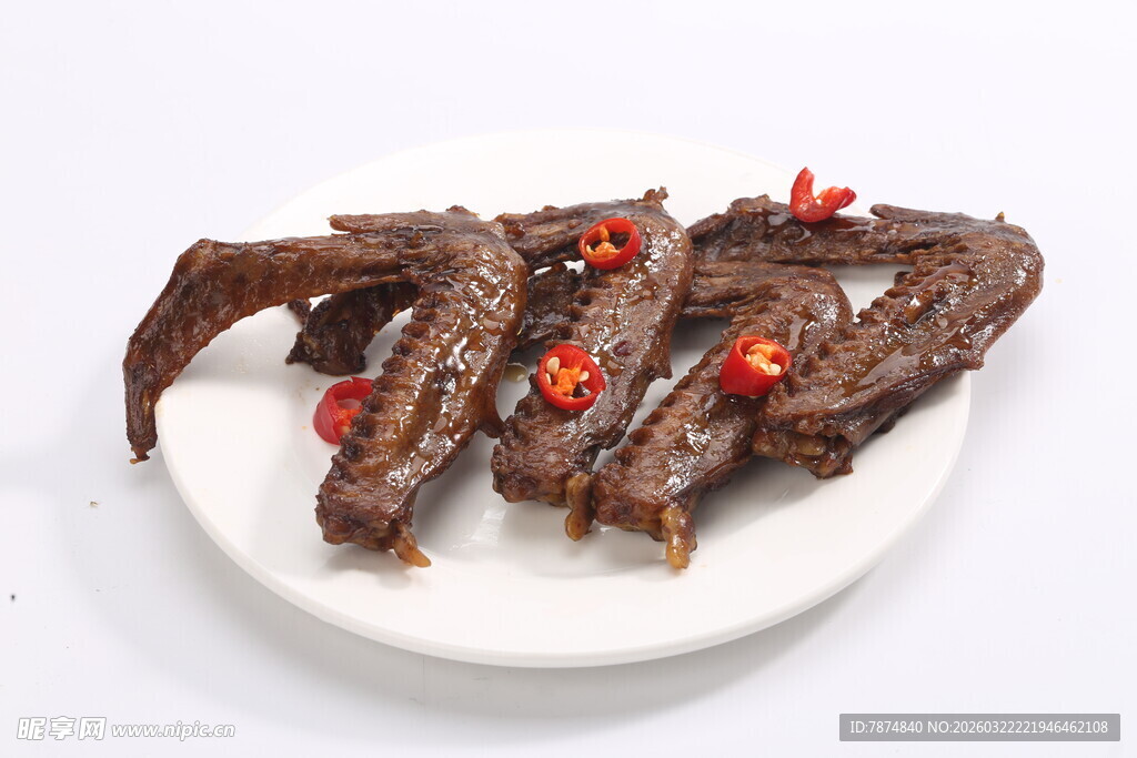香辣卤鸭翅摆于白盘