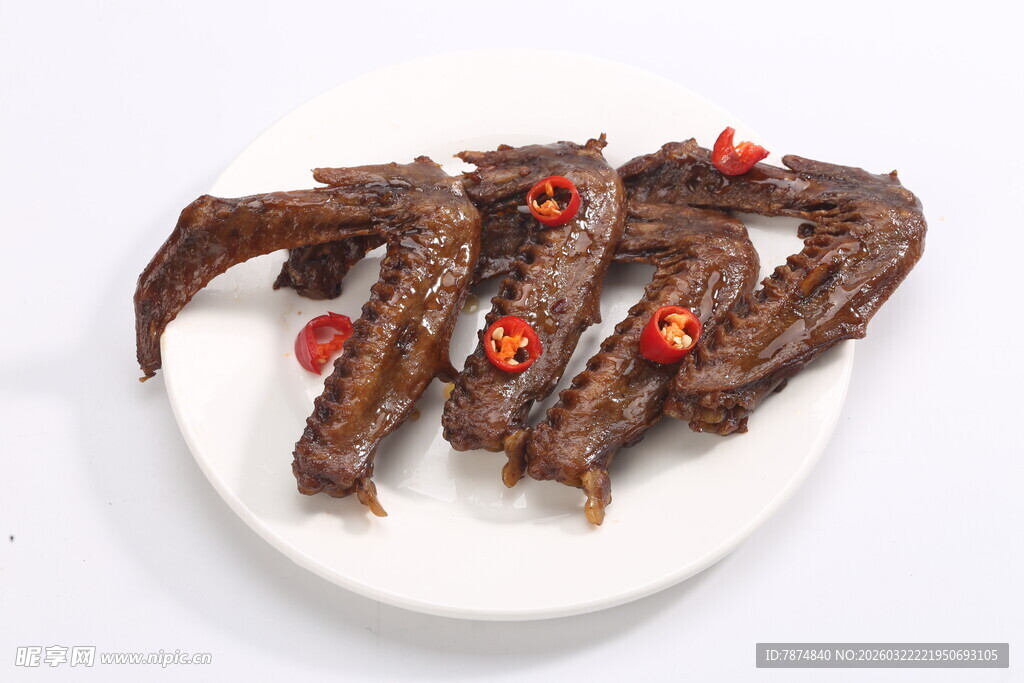 香辣鸭翅摆于白盘上