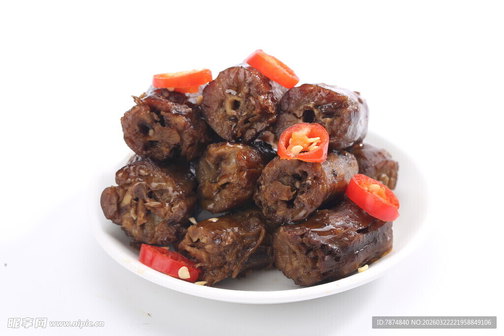 美味卤鸭脖摆于白盘