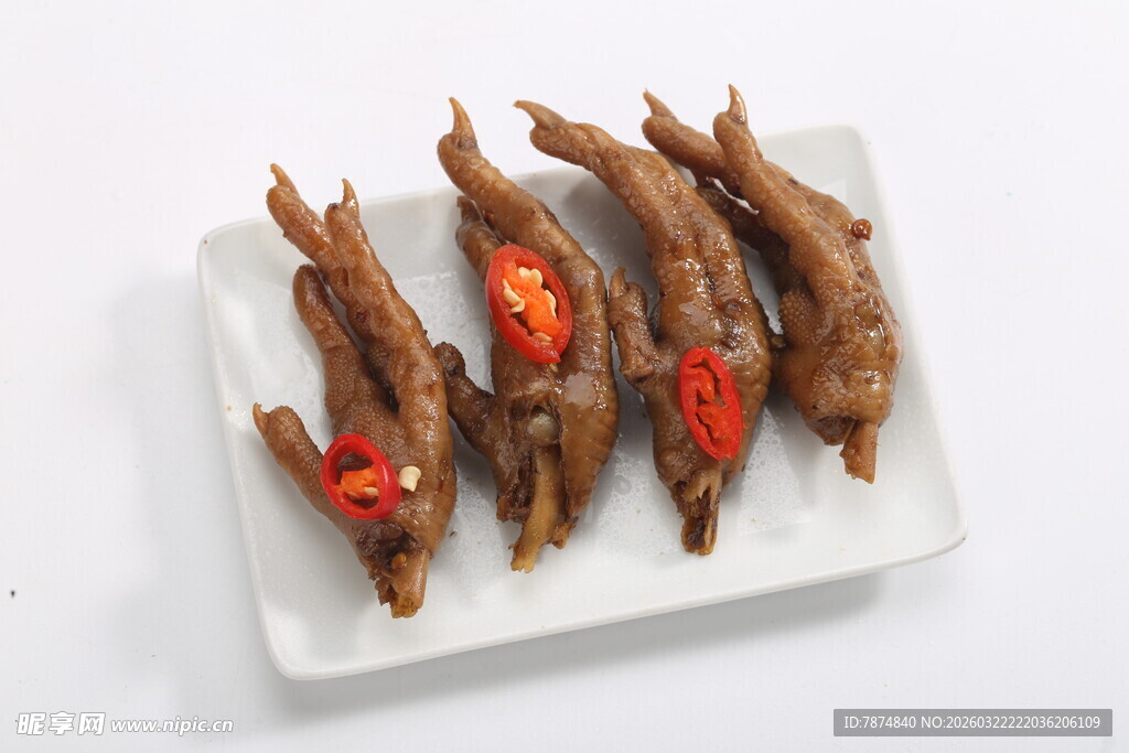 香辣鸡爪摆于白盘