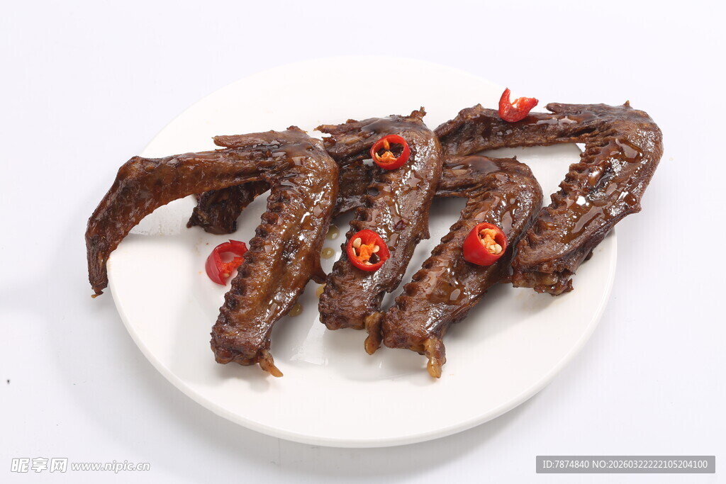 香辣鸭翅摆于白盘