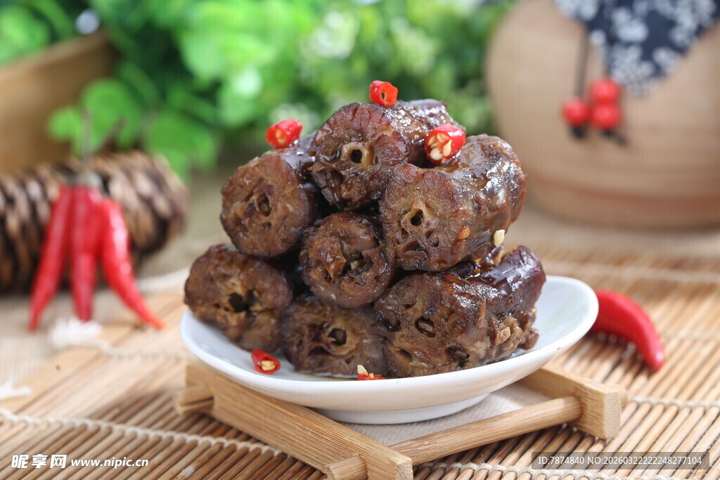 美味鸭脖摆于盘中