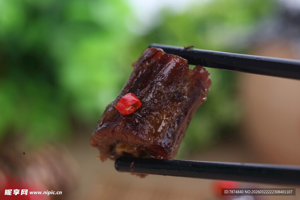 筷子夹着的美味卤鸭脖