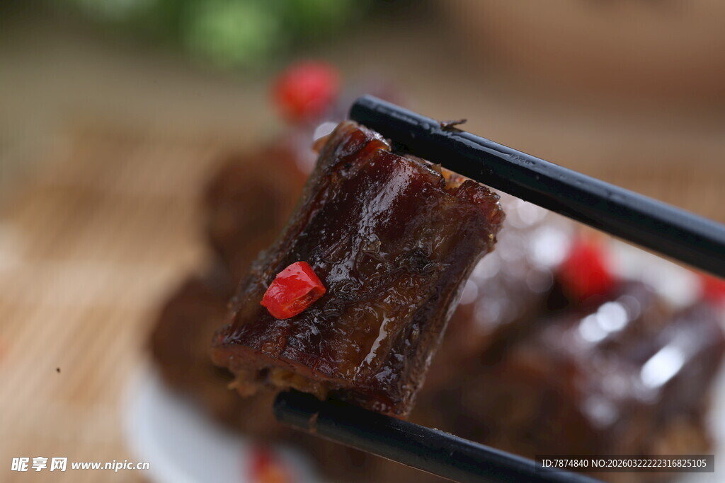 筷子夹起卤鸭脖