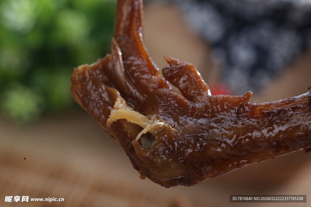 美味卤鸭掌特写