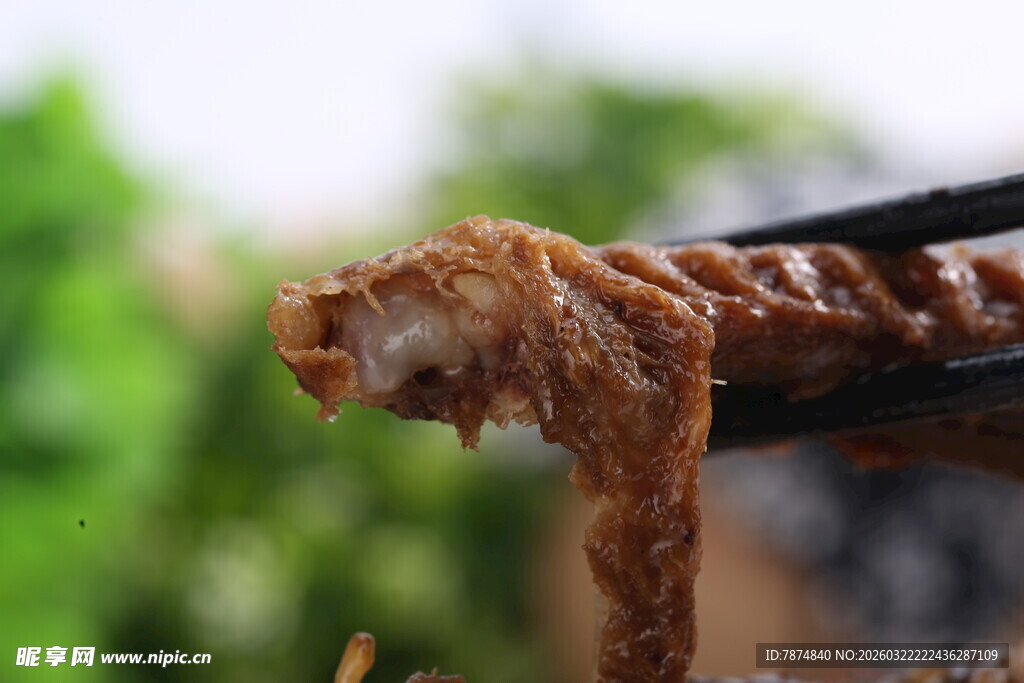 筷子夹起的美味鸭翅