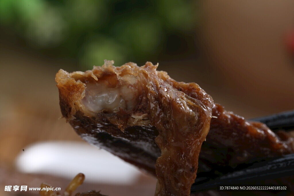 美味诱人的酱卤鸭翅