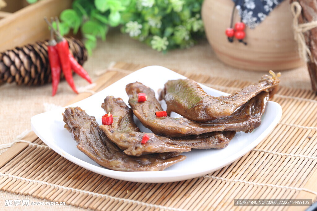 美味卤鸭翅摆于盘中