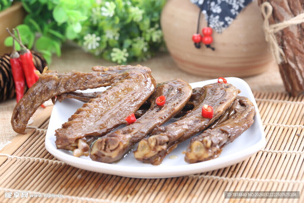 卤鸭翅摆于盘中