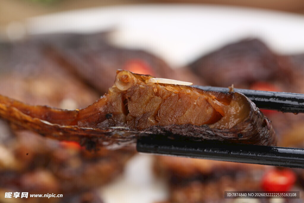 筷子夹起的美味卤鱼