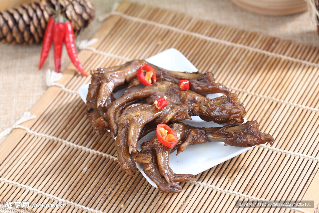 香辣鸭掌摆于竹席之上