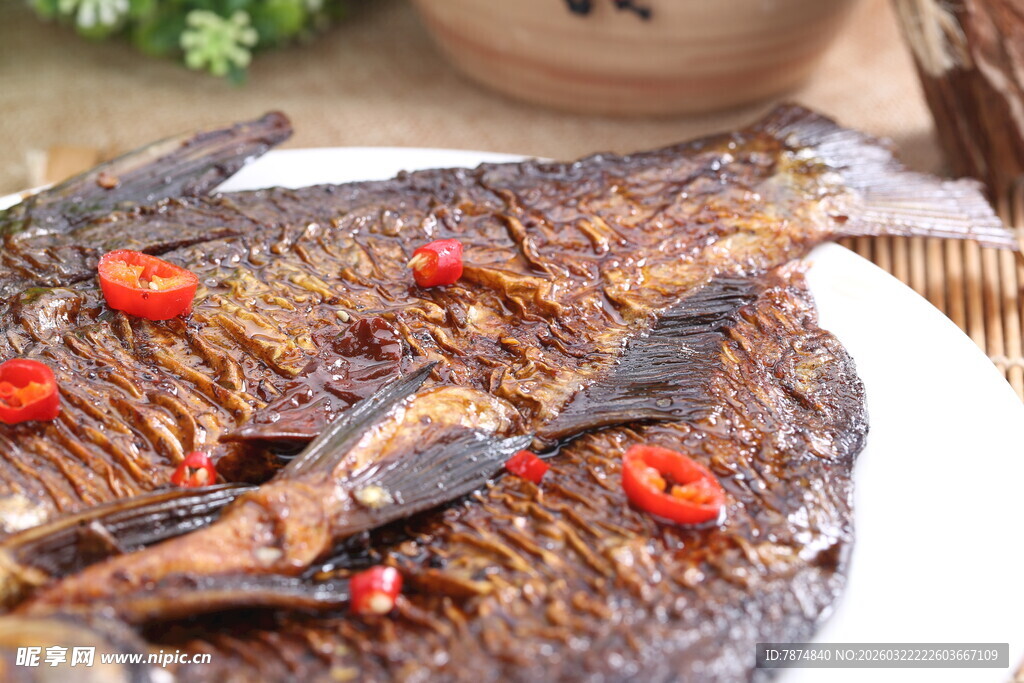 香煎烤鱼 点缀红椒诱人