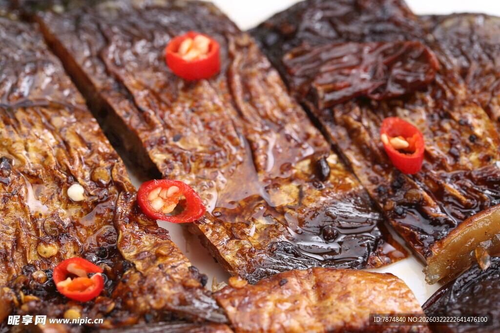 卤鱼配红椒点缀