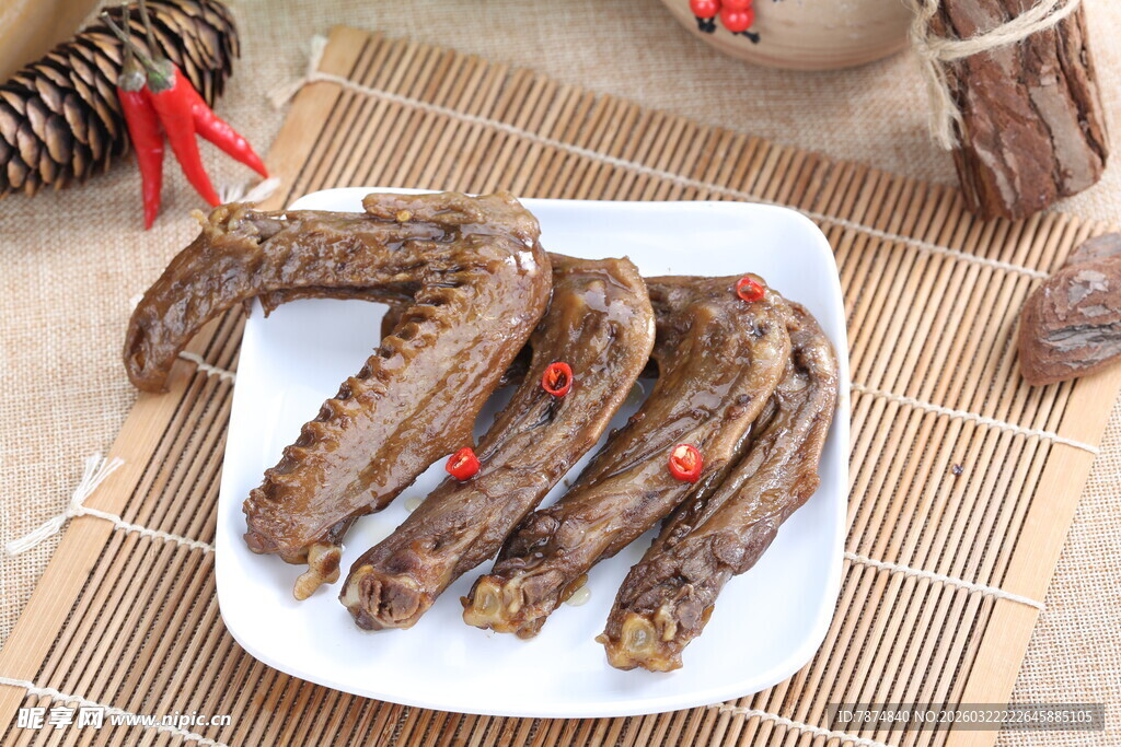 美味卤鸭翅摆放在盘中