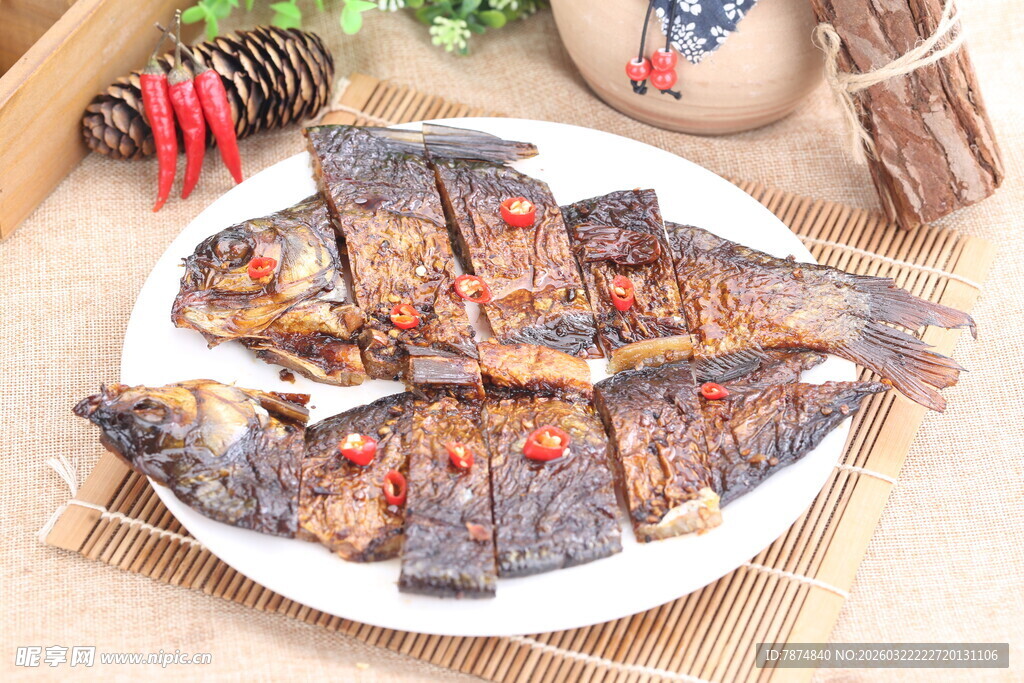 美味香辣腊鱼摆盘展示