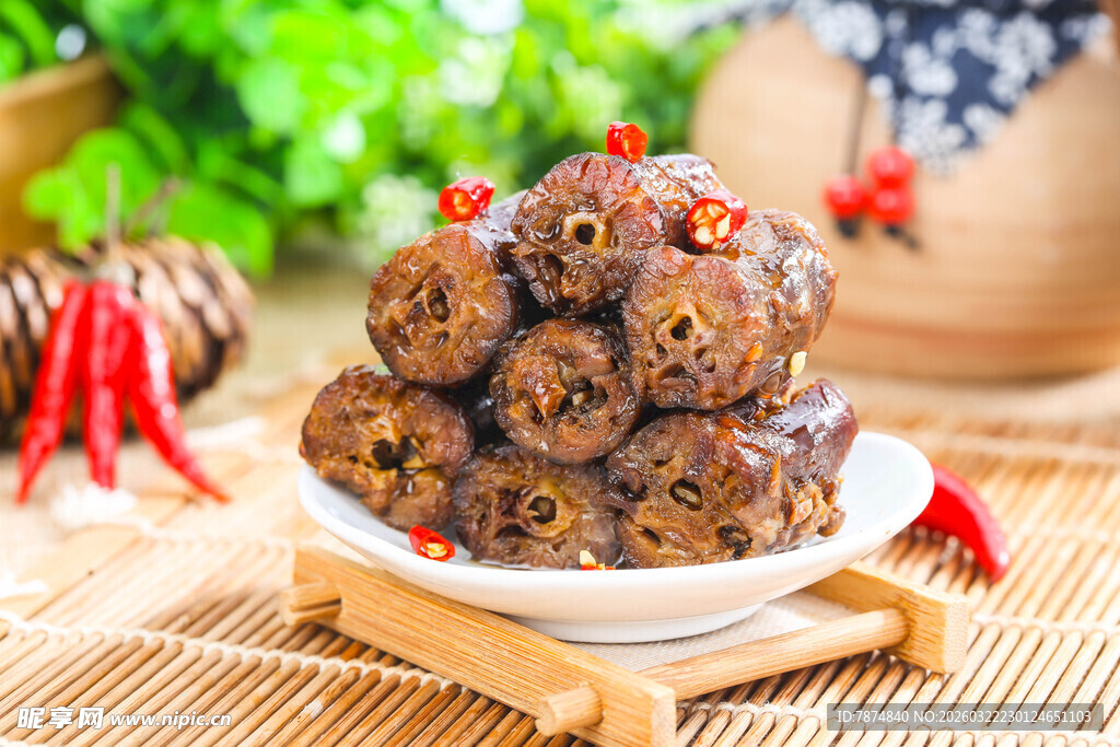 美味卤鸭脖摆于白色瓷盘