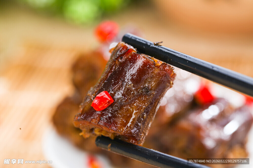 筷子夹起的美味卤鸭脖
