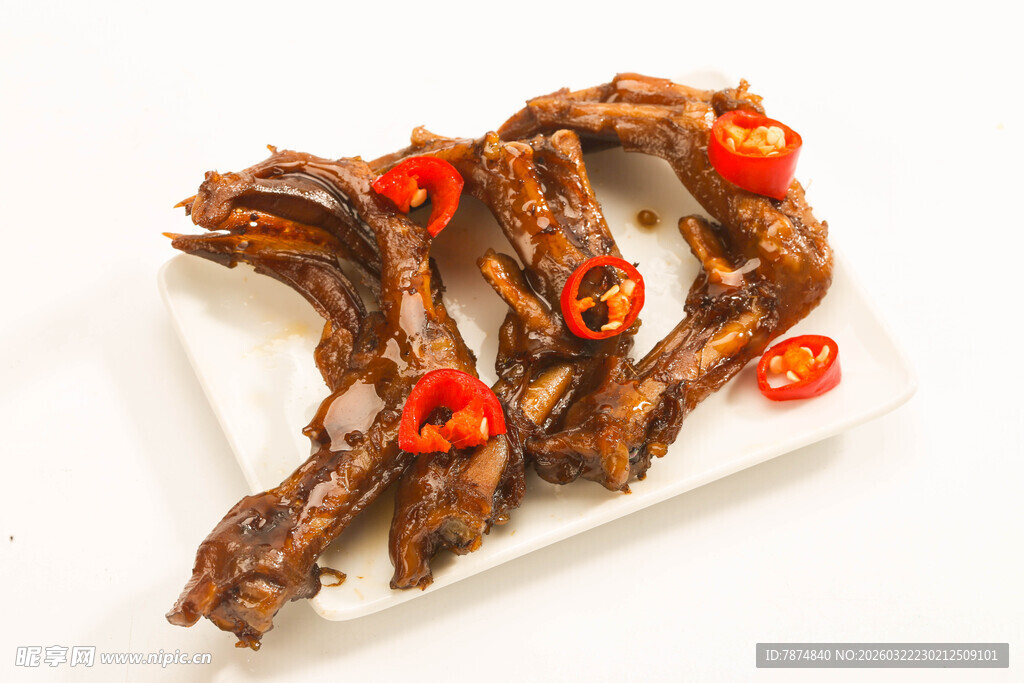 香辣卤鸭爪摆于白盘