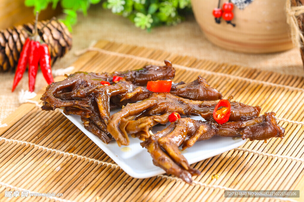 美味香辣鸭爪摆于盘上