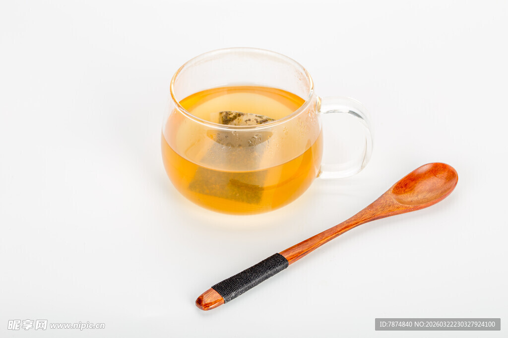 透明玻璃杯中泡着茶包饮品