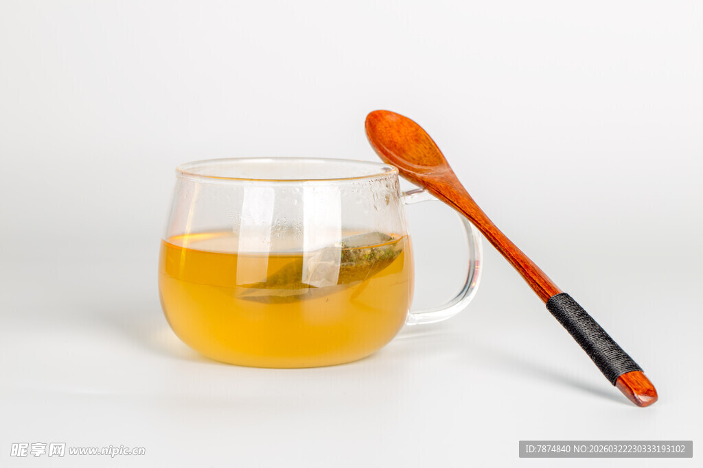 透明杯中泡着茶配长柄勺