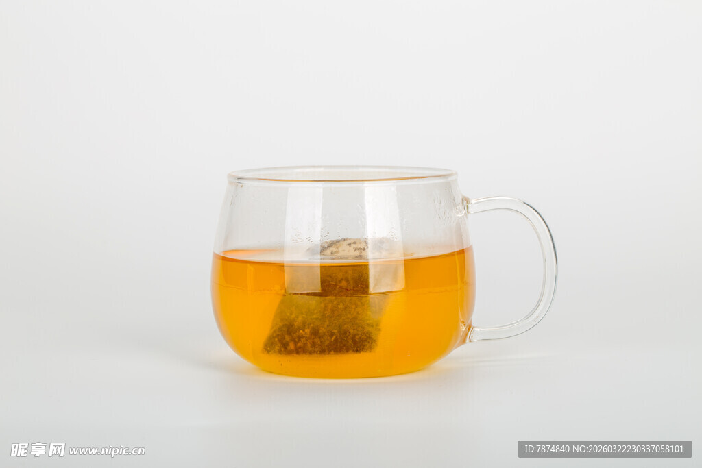 透明玻璃杯中泡着袋泡茶