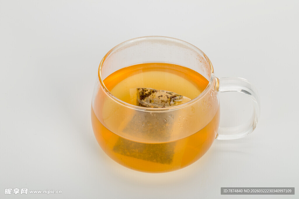 透明杯中泡着花茶