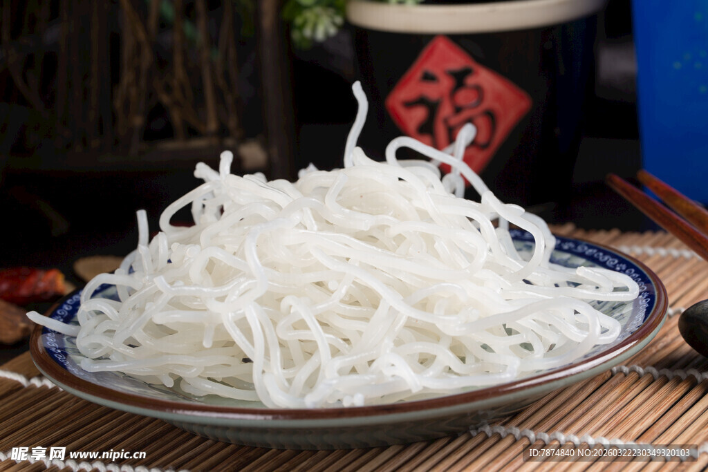 一碗晶莹剔透的手工米粉