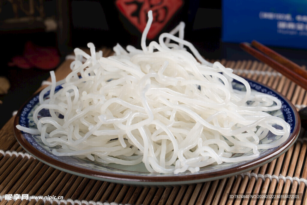 一盘晶莹剔透的手工米粉