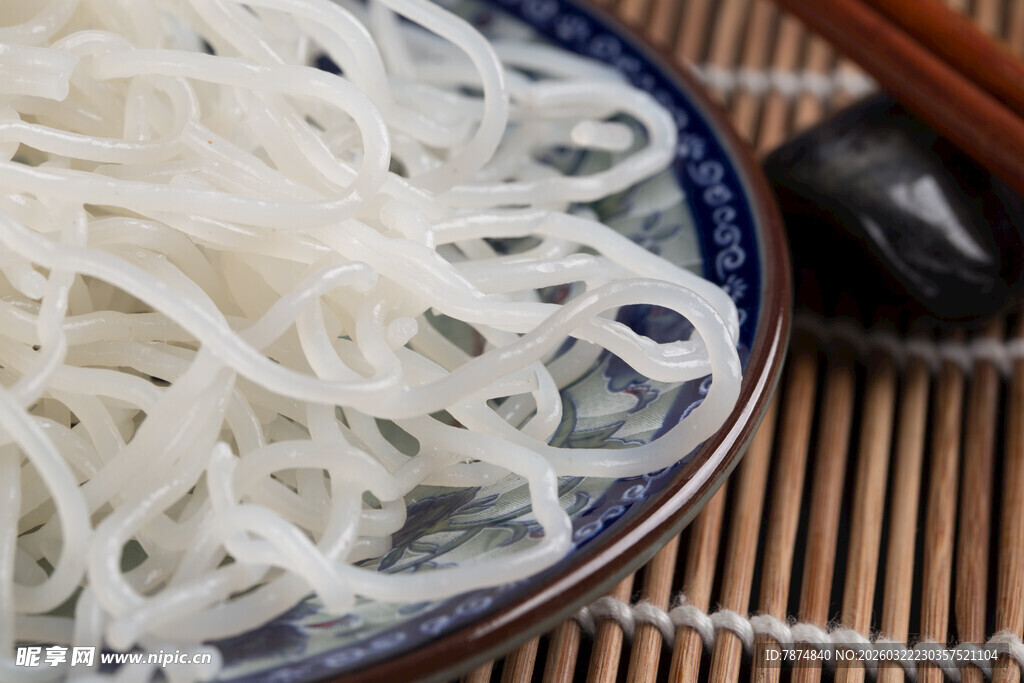 瓷盘内的晶莹剔透白米线