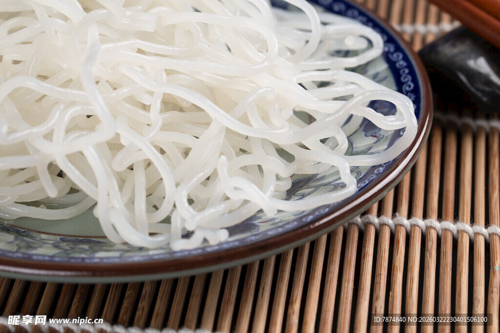 瓷盘内的美味细白米线