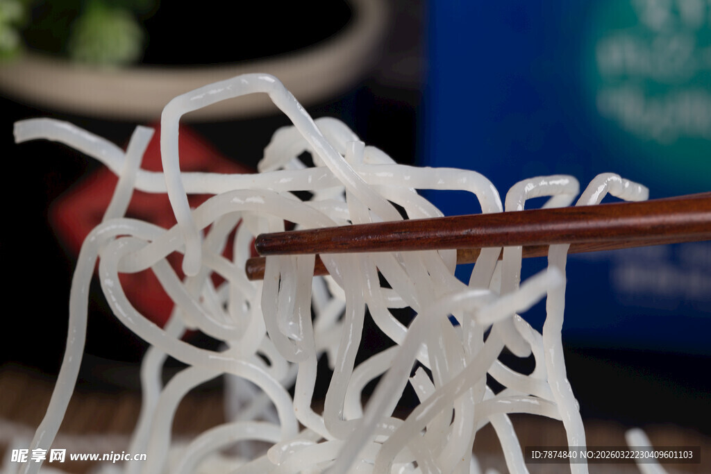 筷子夹起的晶莹剔透米粉