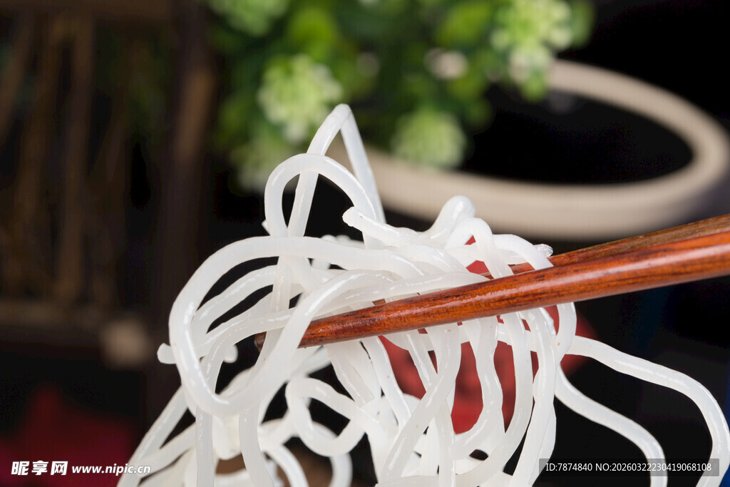 筷子夹起的爽滑白色米粉