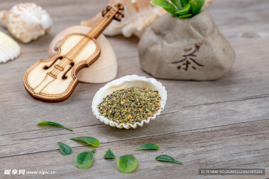 小提琴旁的茶叶与绿植