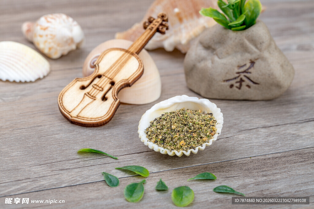 木质桌上的绿茶