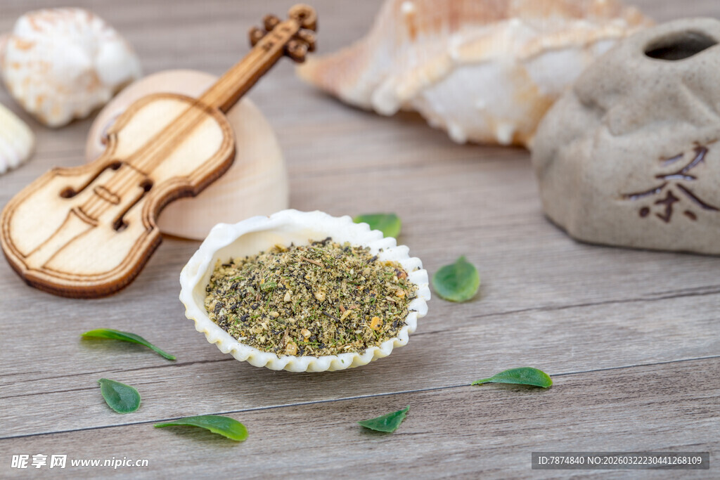 小提琴旁的茶叶与茶具