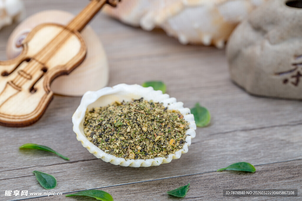 木制桌上的茶叶