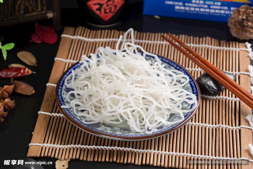 美味米粉摆于盘筷间