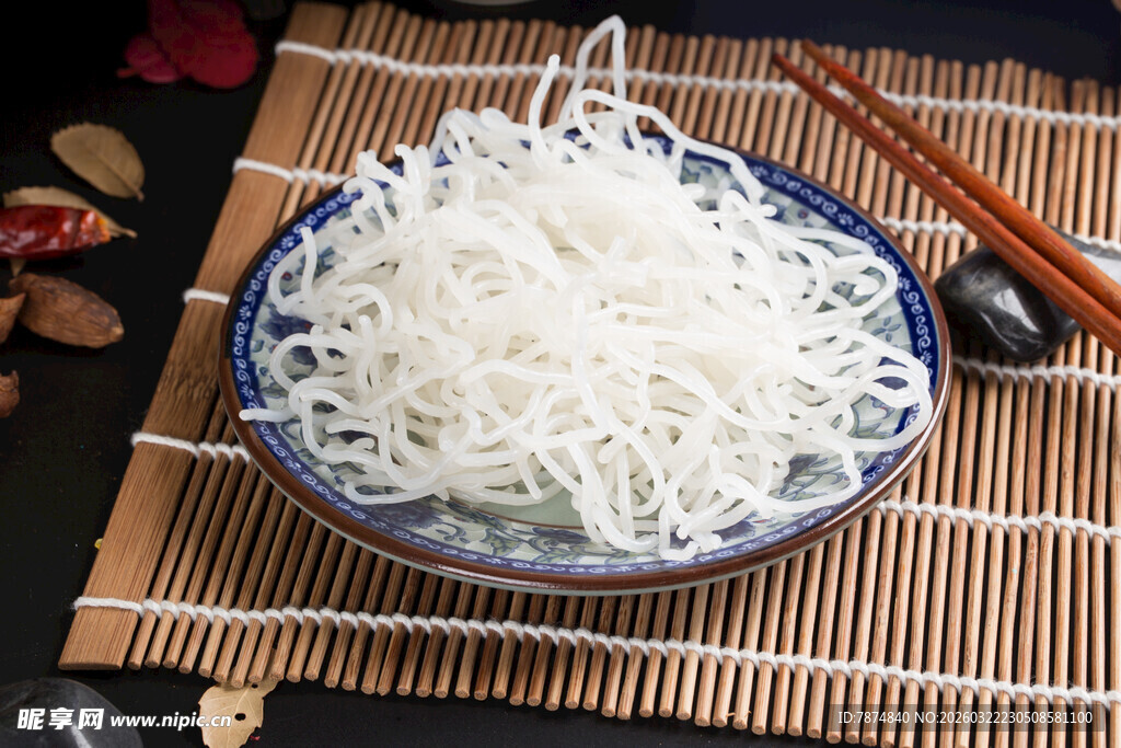 一碗晶莹剔透的手工米粉