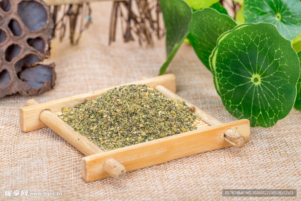 木制托盘上的绿茶